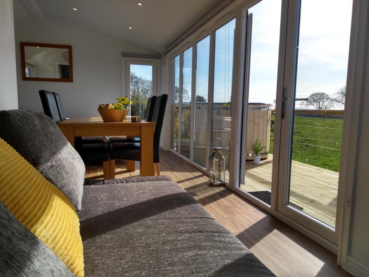 Cleeves Cabins Ailsa Luxury Lodge With Hot Tub Dalry  Zewnętrze zdjęcie
