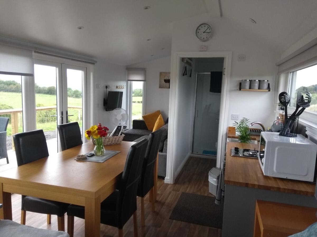 Cleeves Cabins Ailsa Luxury Lodge With Hot Tub Dalry  Zewnętrze zdjęcie