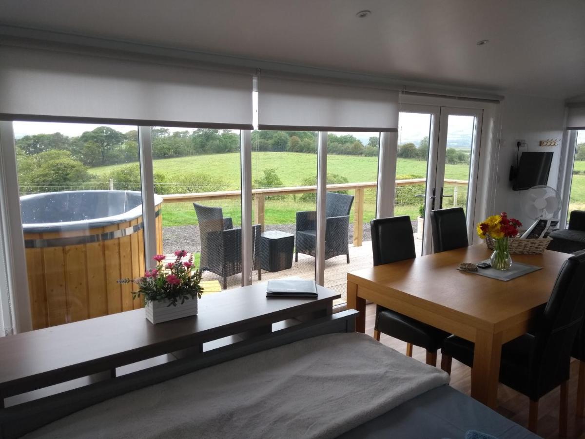 Cleeves Cabins Ailsa Luxury Lodge With Hot Tub Dalry  Zewnętrze zdjęcie