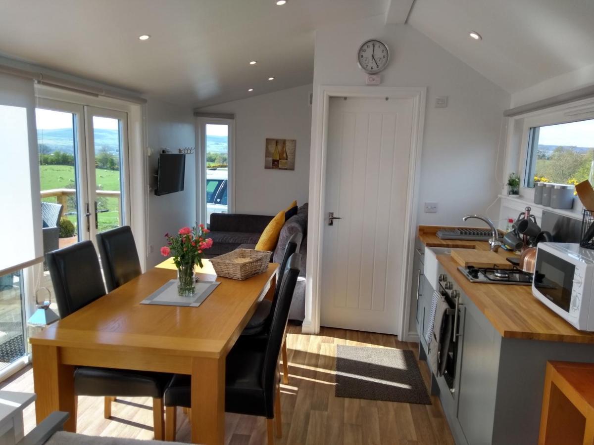 Cleeves Cabins Ailsa Luxury Lodge With Hot Tub Dalry  Zewnętrze zdjęcie