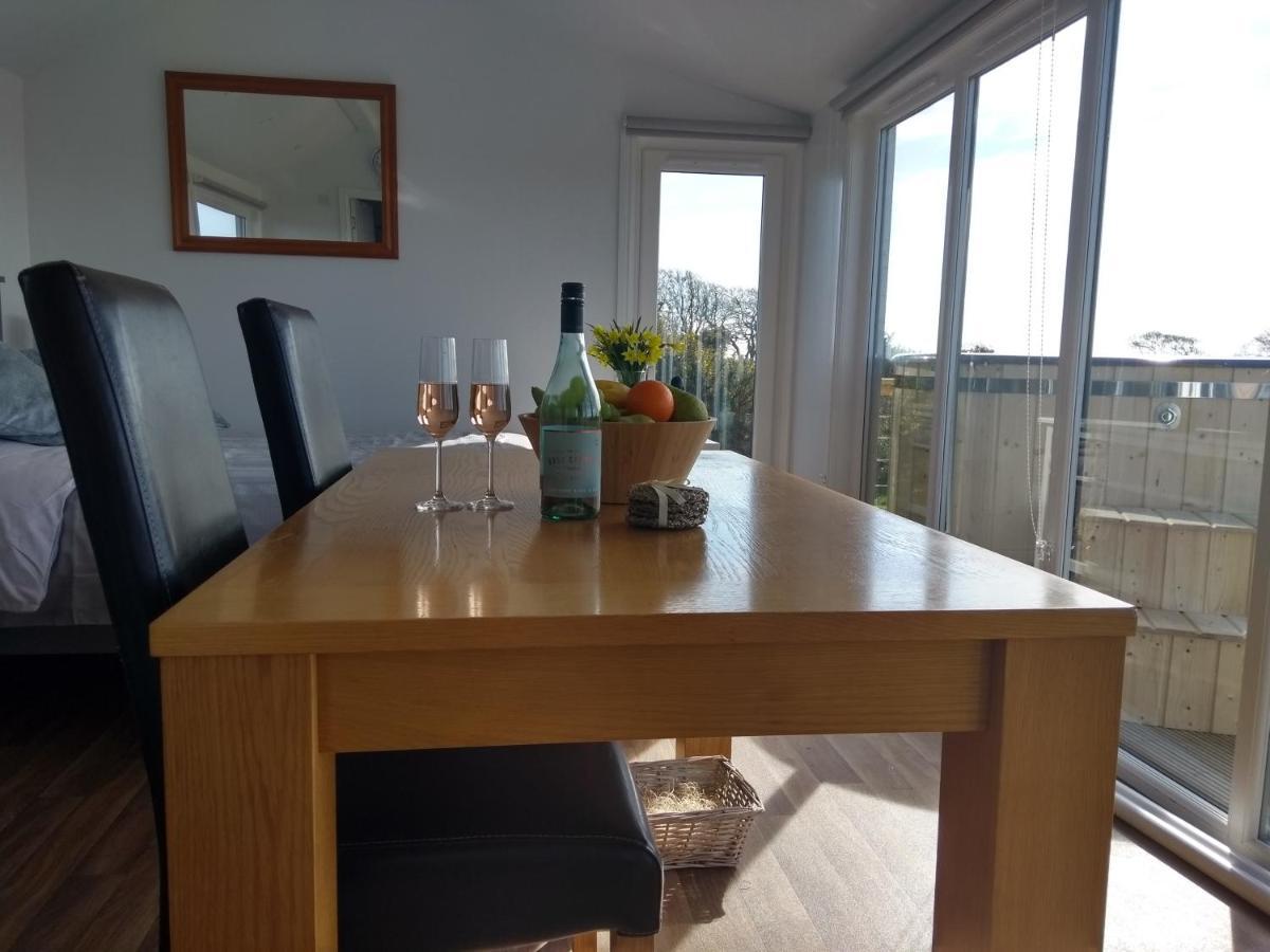 Cleeves Cabins Ailsa Luxury Lodge With Hot Tub Dalry  Zewnętrze zdjęcie
